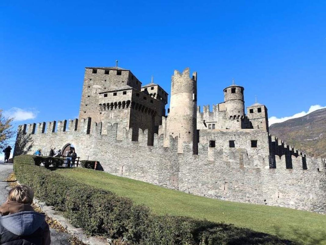 esterno castello fenis