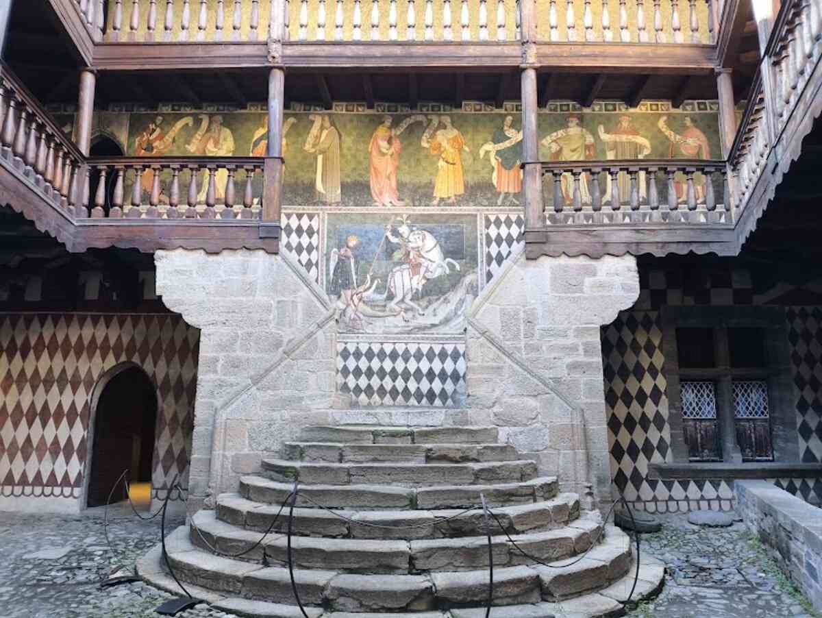 affreschi cortile castello fenis