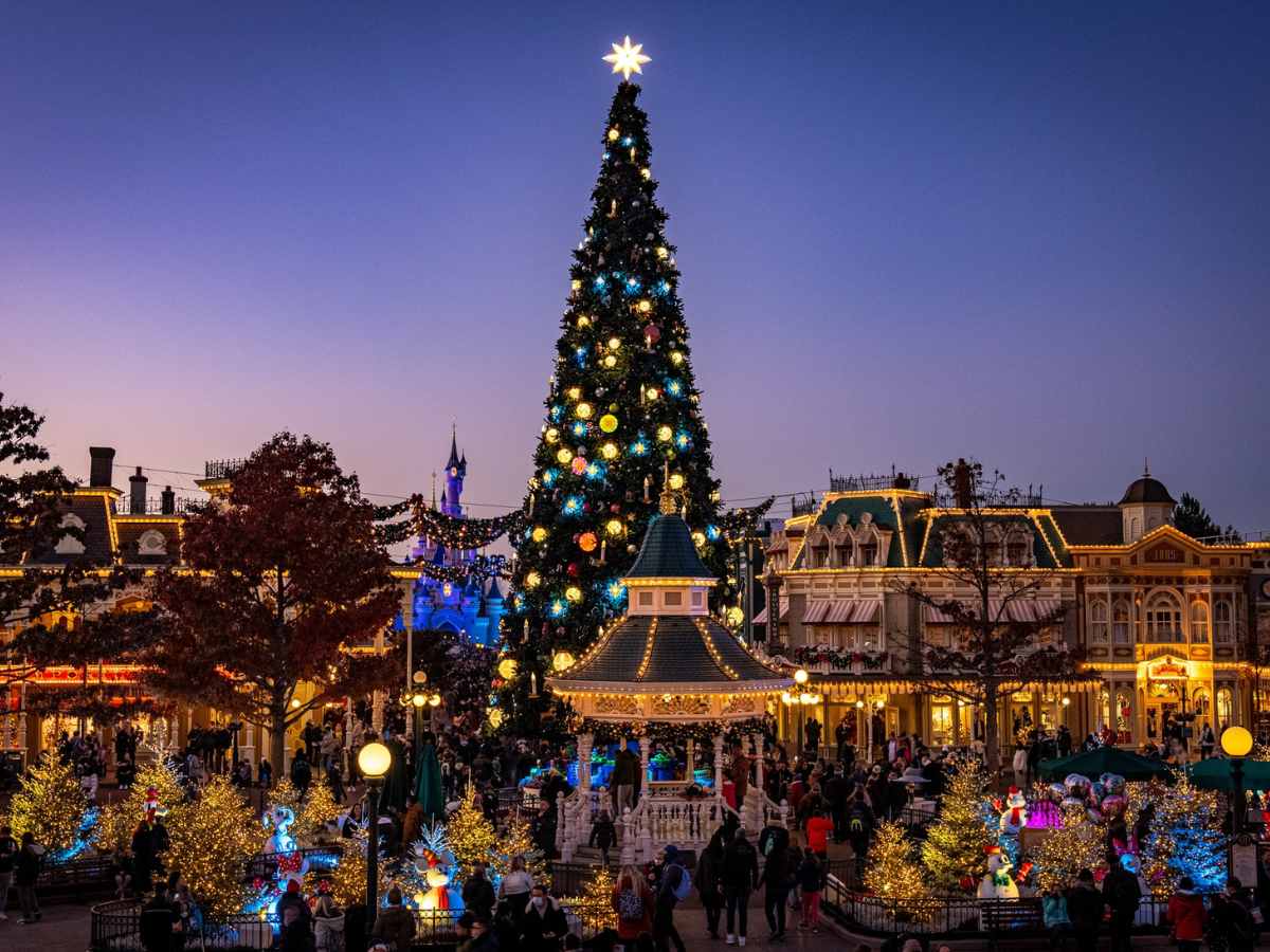 grande albero di natale a disneyland paris