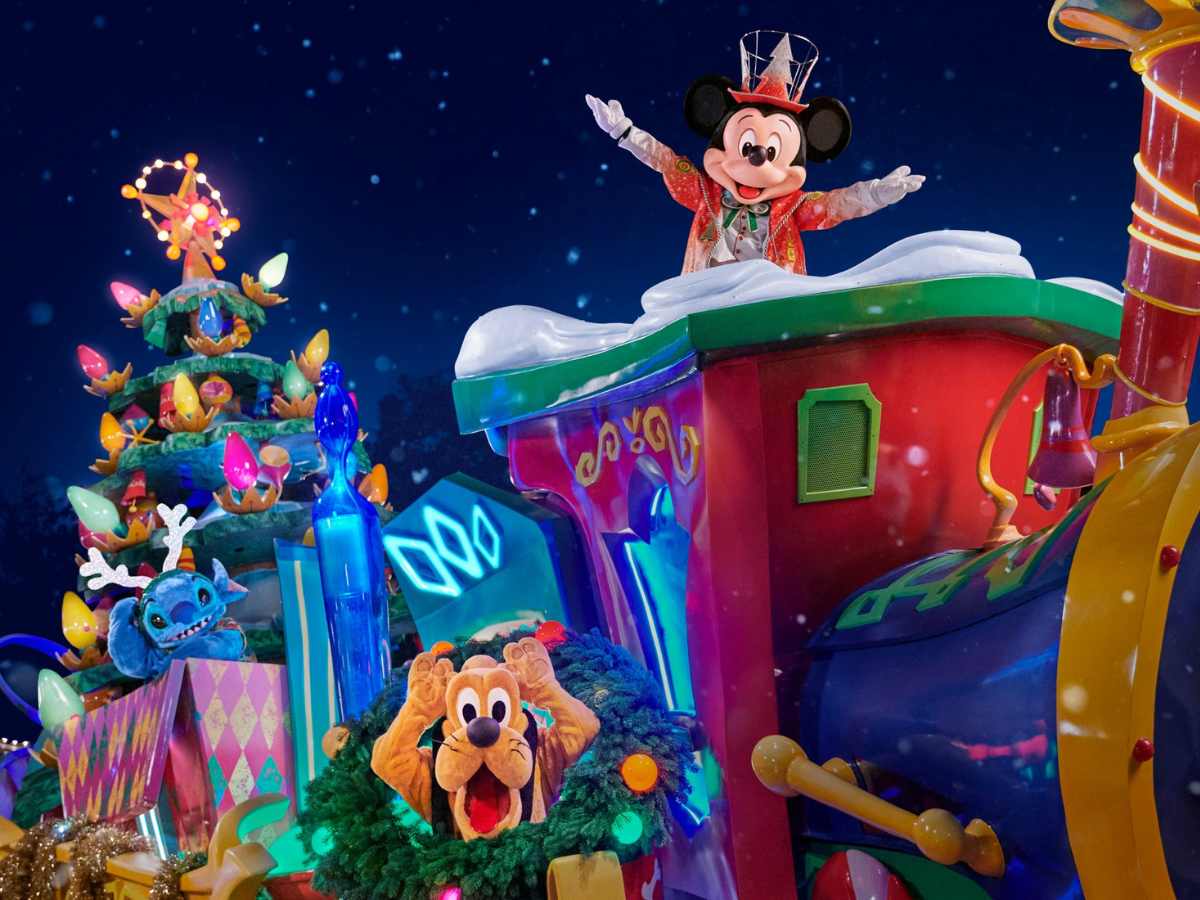topolino e pluto su un trenino natalizio a disneyland paris