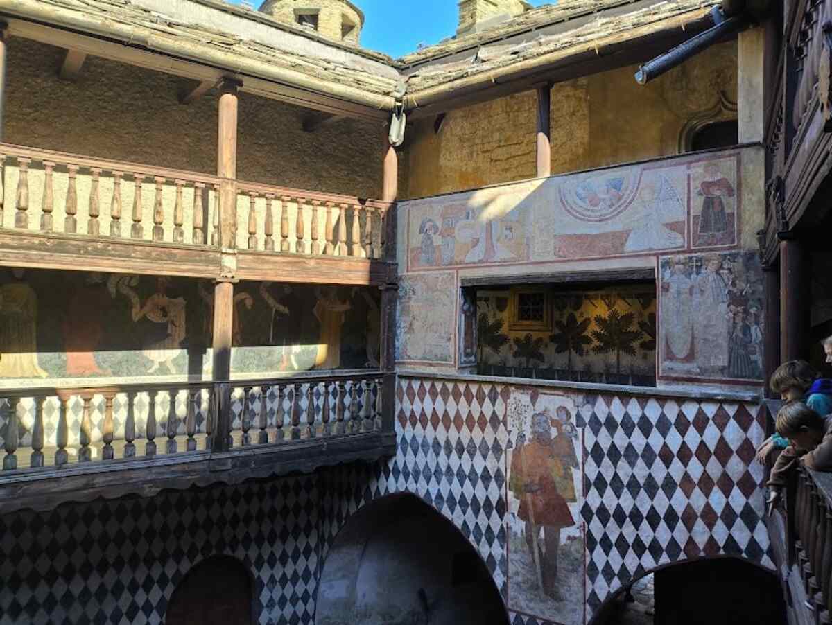 loggiati con affreschi castello fenis