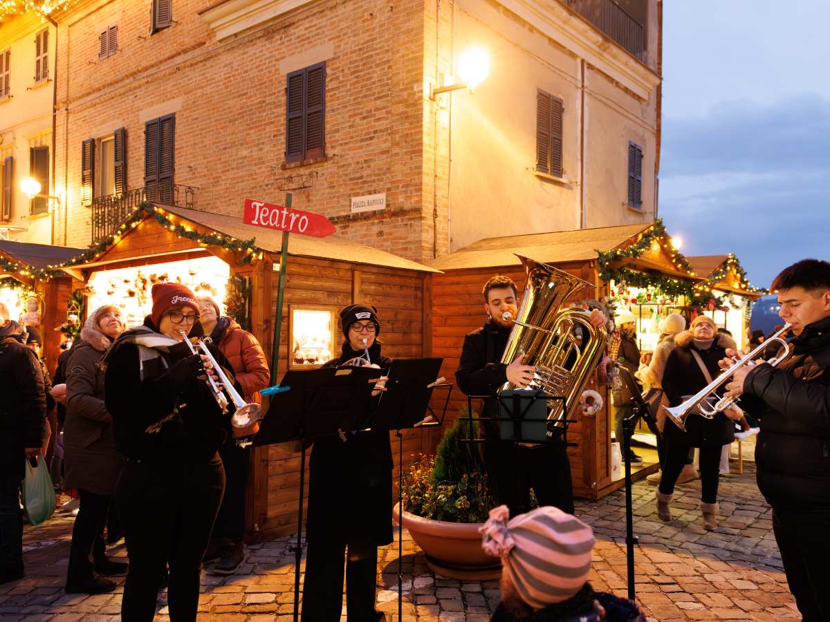 banda suona durante il natale a mombaroccio
