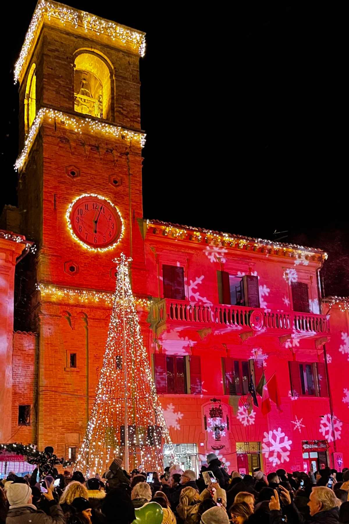 luci e videomapping illuminano palazzi a Mombaroccio a Natale