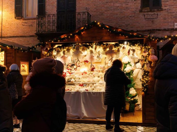 casetta in legno del mercatino di natale mombaroccio illuminata
