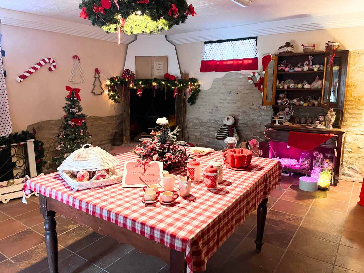 allestimento casa di babbo natale a mombaroccio