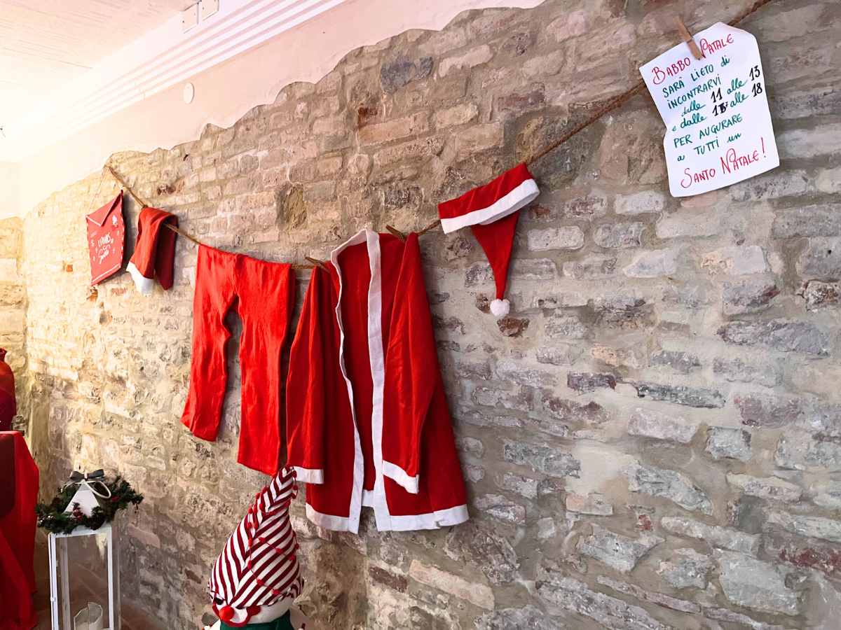 vestiti babbo natale appesi nella sua casa a Mombaroccio