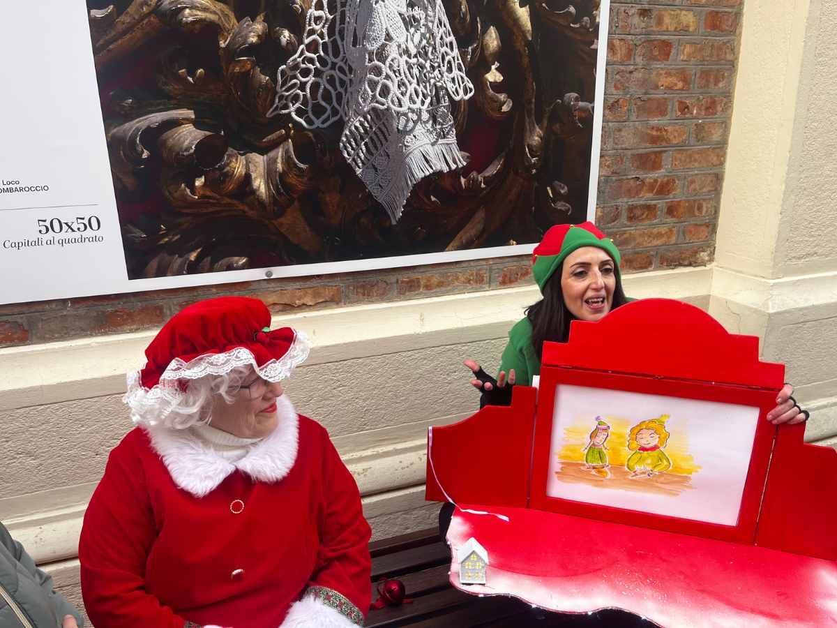 mamma natale ed elfo leggo kamishibai a Mombaroccio