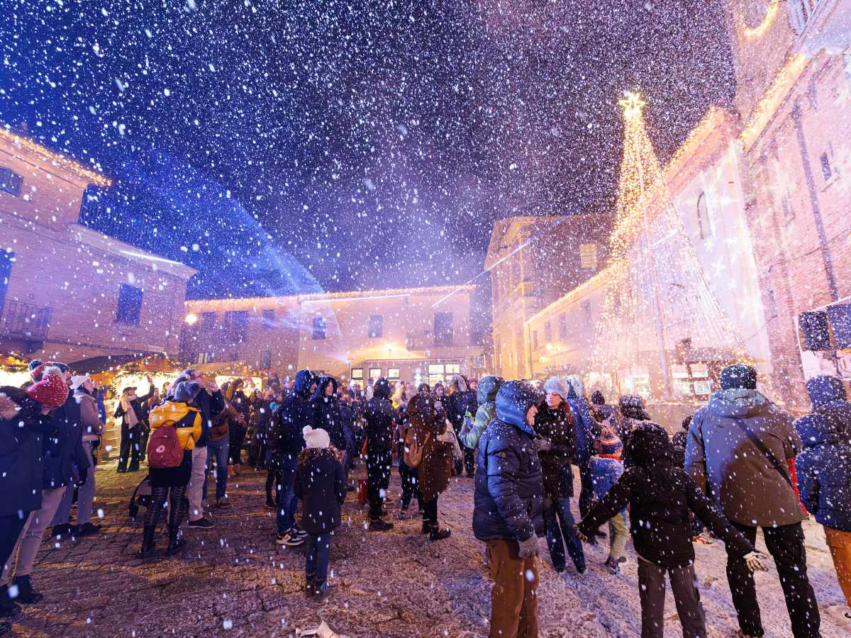 persone in piazza sotto la magica nevicata a Mombaroccio