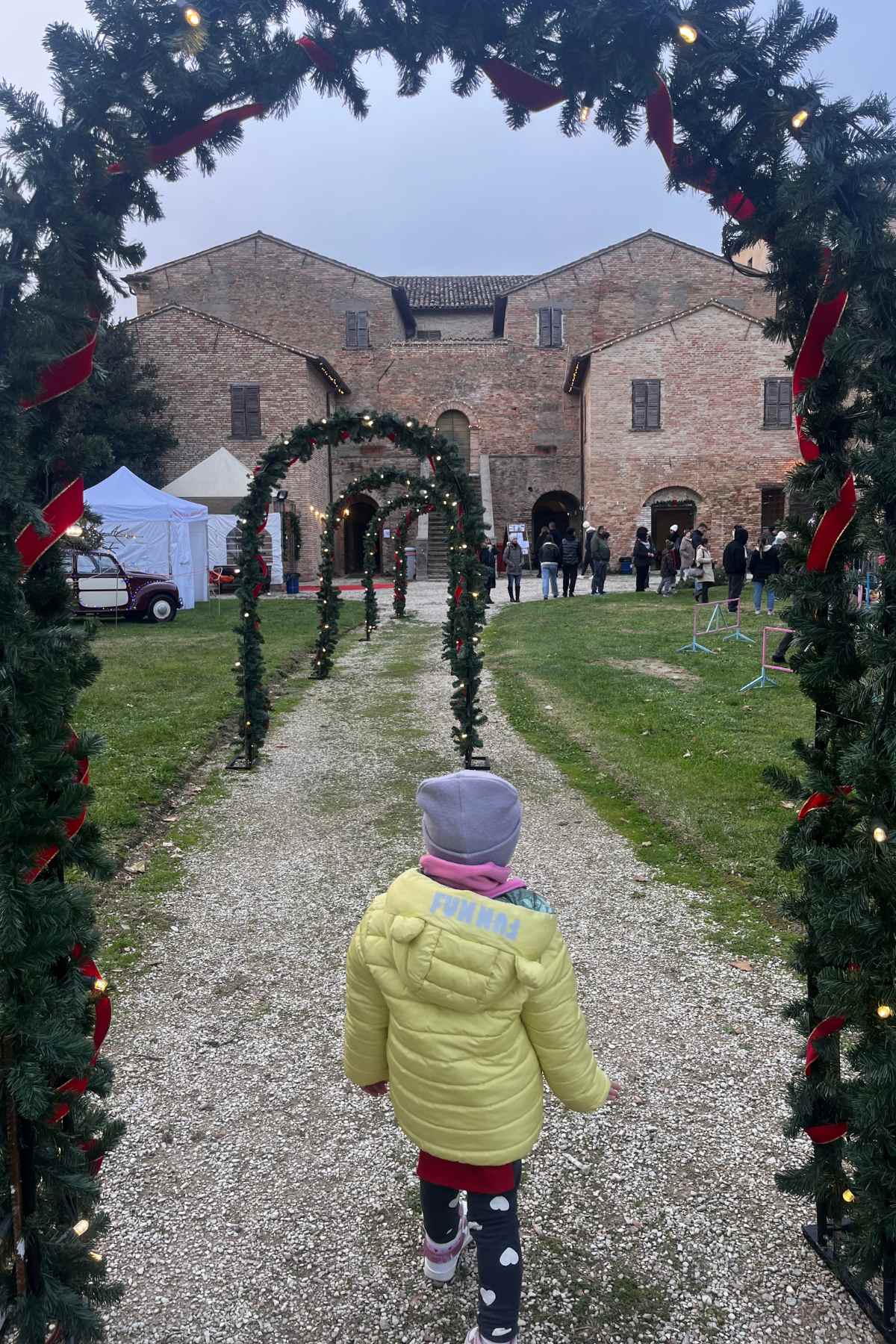 giardino di mombaroccio con giostre e viale natalizio