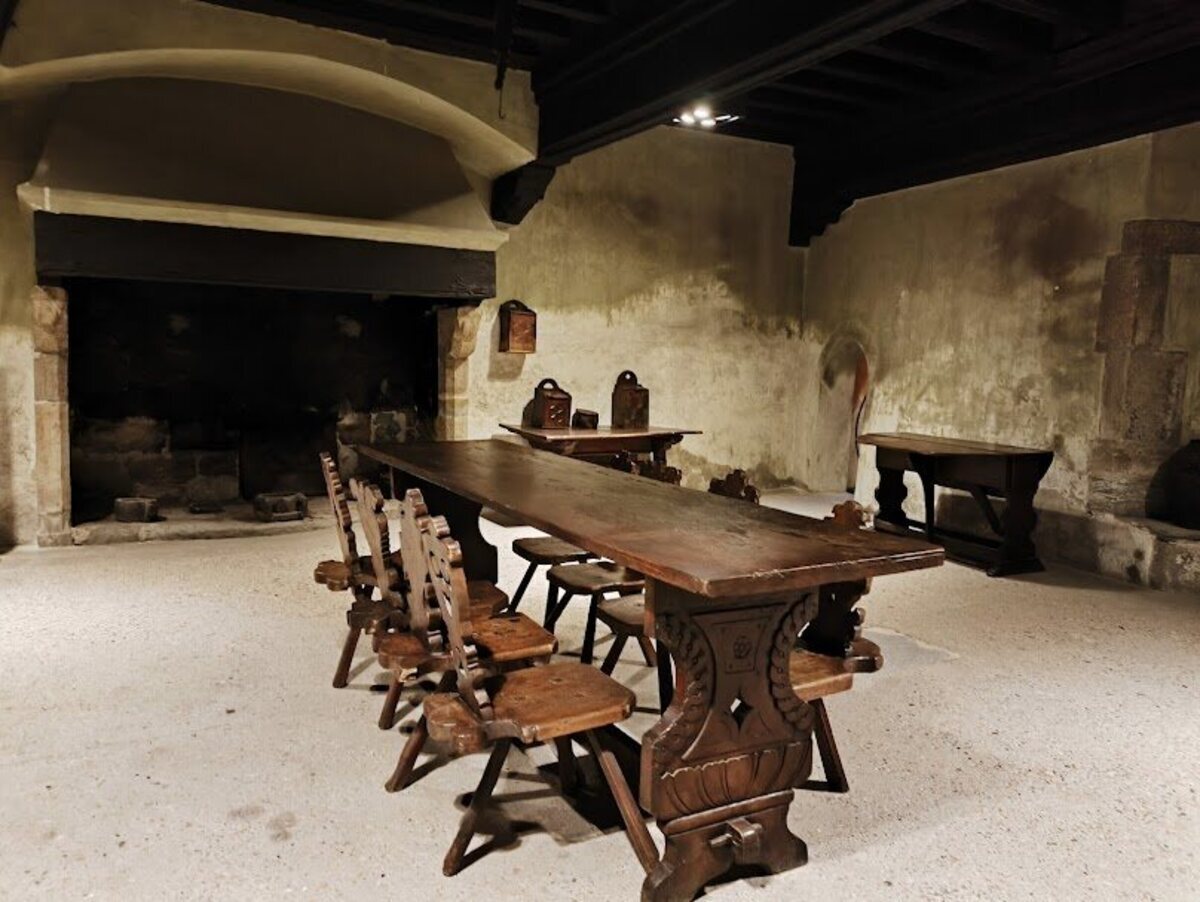 tavolo e sedie con 3 gambe piano terra castello fenis