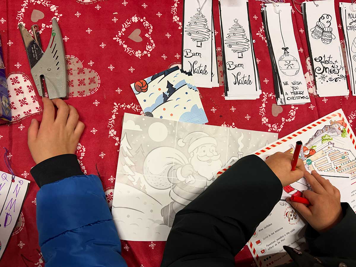 Bambin idisegnano a Borgo di Natale Ricetto di Candelo