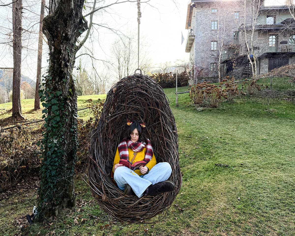 La bursch country house Valle Cervo ragazzina su altalena a nido