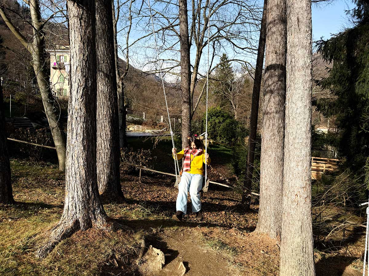 La bursch country house Valle Cervo , bambina sull'altalena