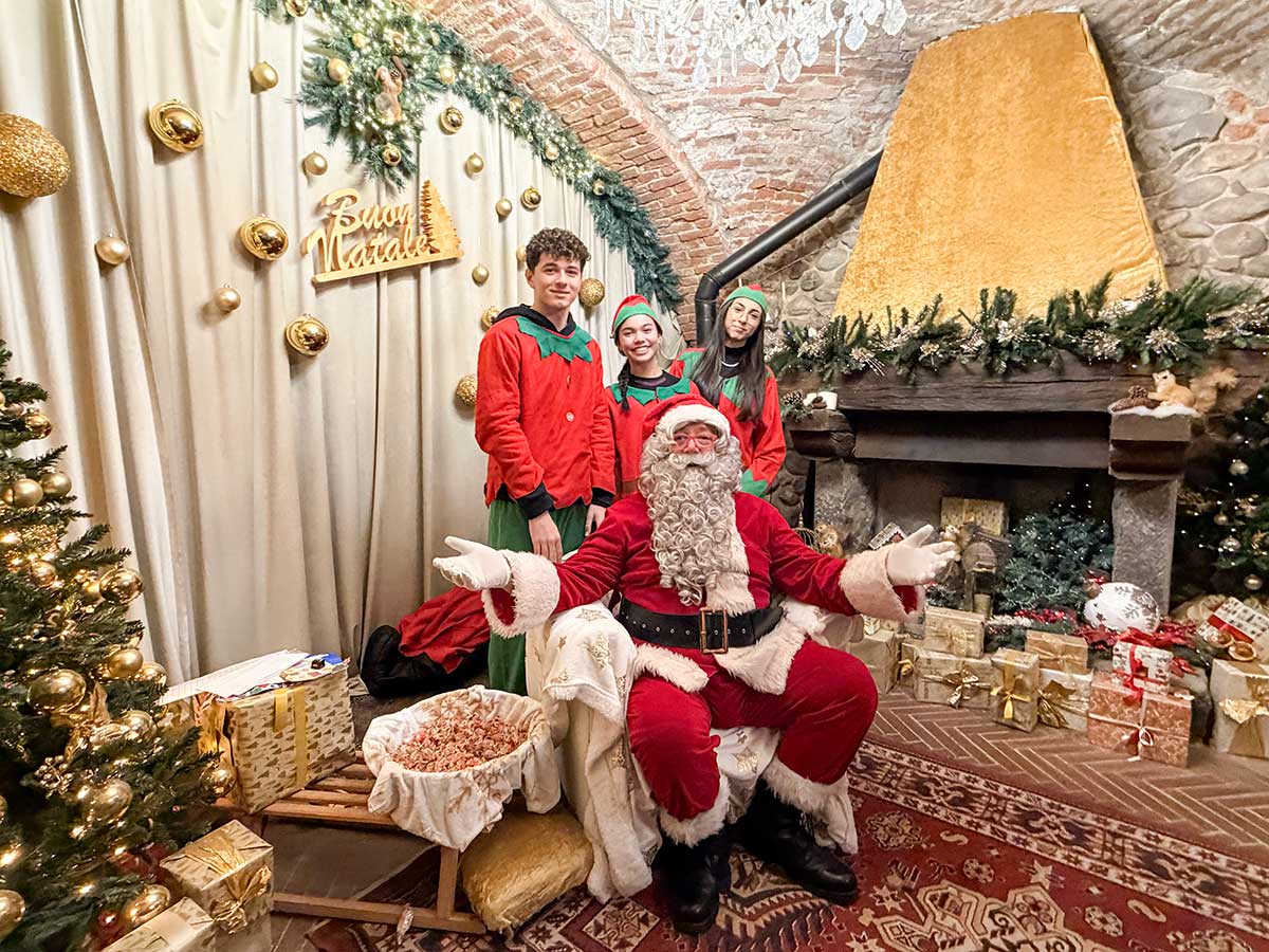 Babbo natale con gl ielfi Borgo di Natale Ricetto di Candelo