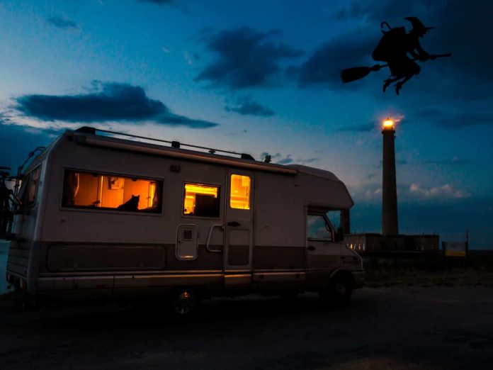 befana di notte vicino a un camper