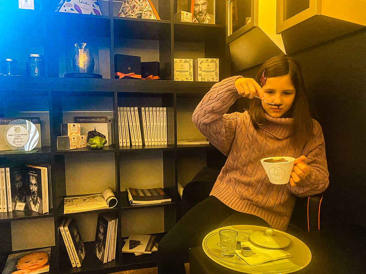 Bambina beve cioiccolata torino