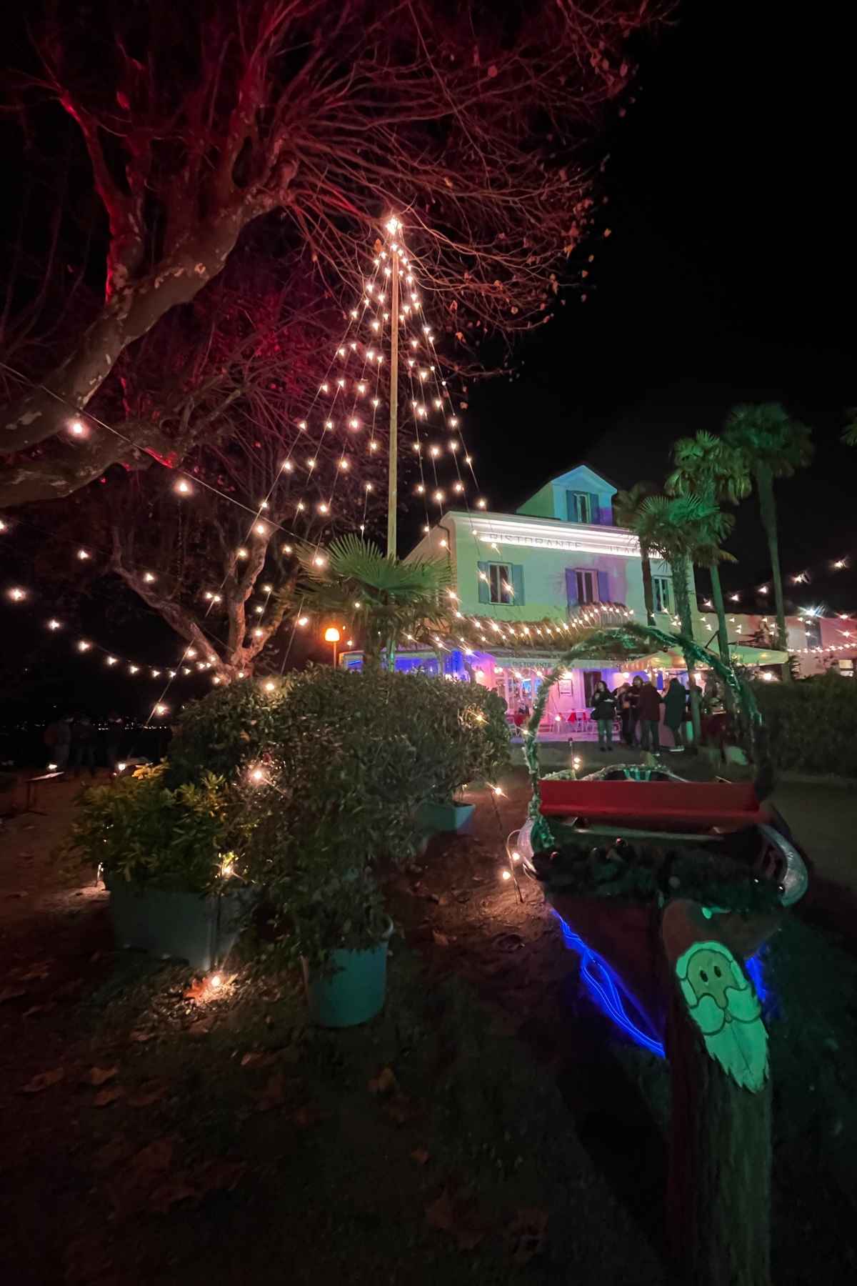 albero di natale all'isola di luce al lago maggiore