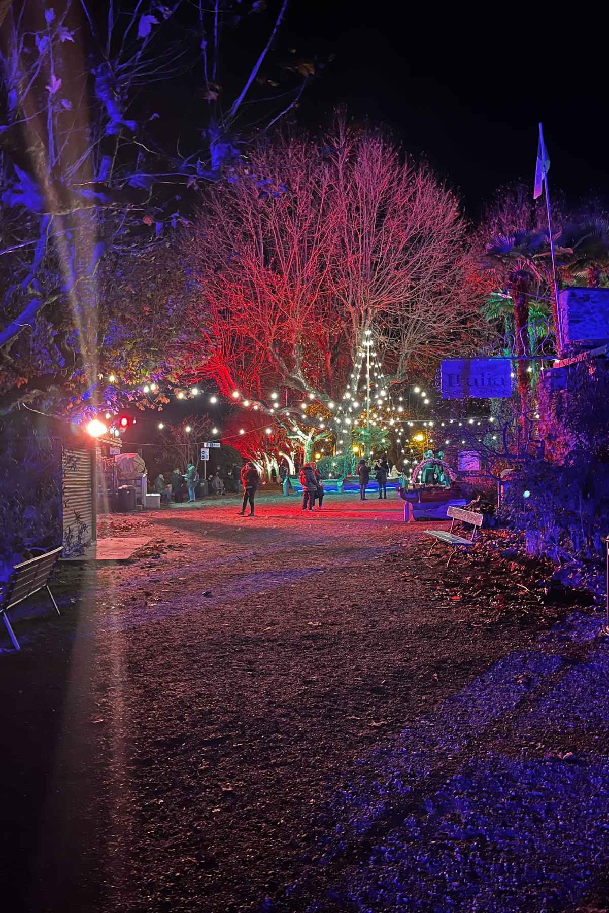piazzetta in lontananza sull'isola di luci al lago maggiore