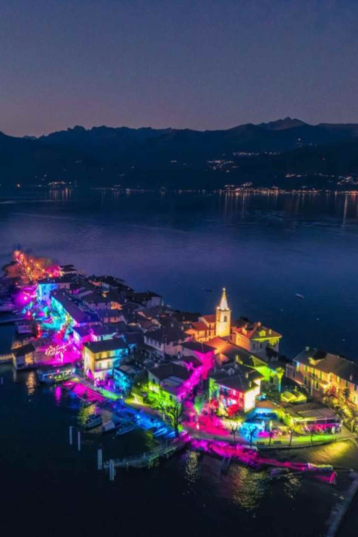 isola di luce vista dall'alto sul lago maggiore