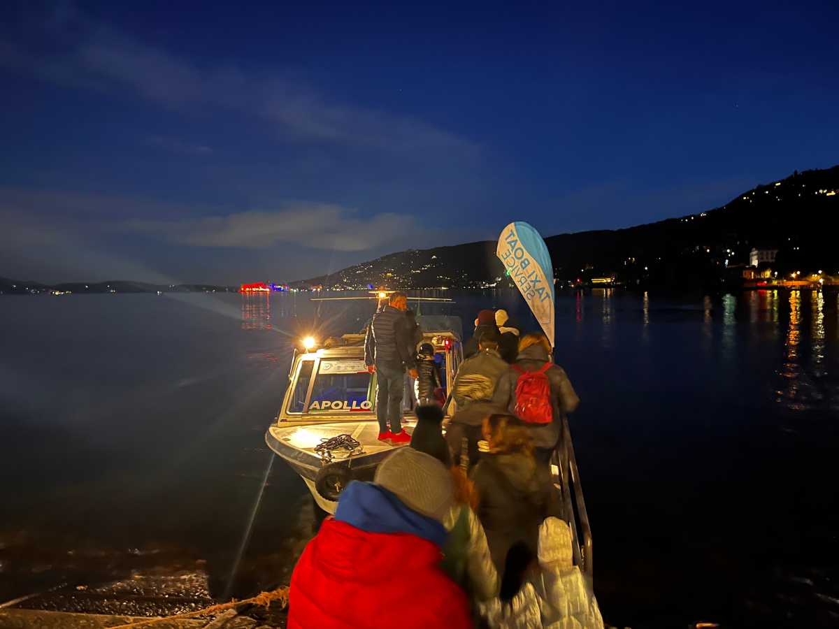 salita sul motoscafo di natale all'Isola di Luce sul Lago Maggiore