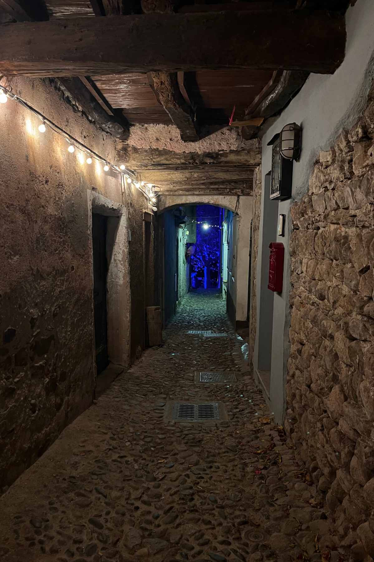 vicolo dell'isola dei pescatori al lago Maggiore