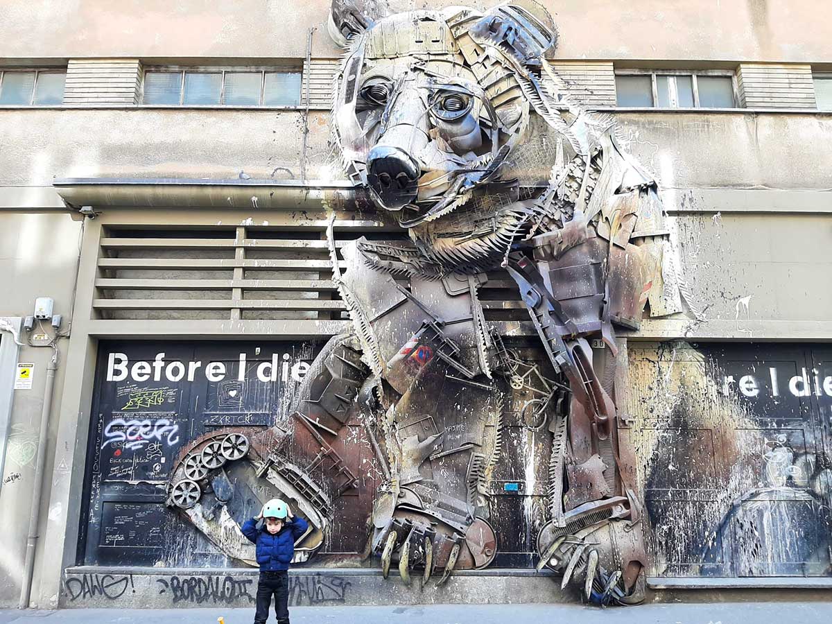 Torino gratis bambini murales: bambino davanti a orso