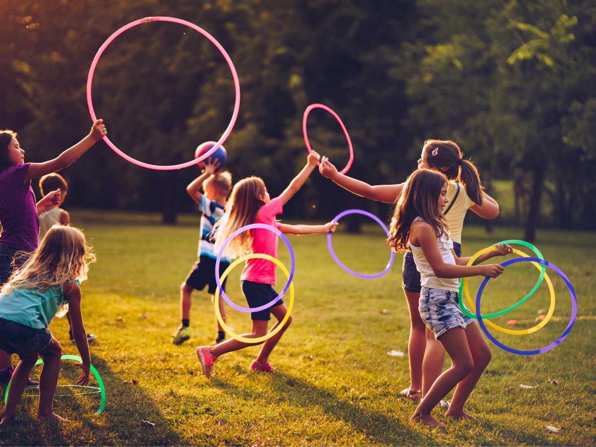 Bambini che giocano all’aperto durante un campo estivo