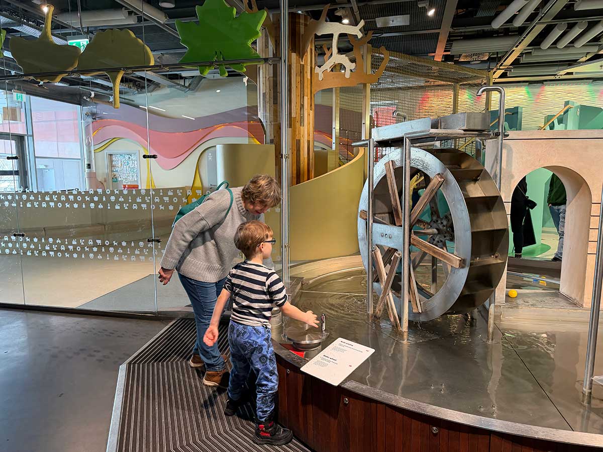 Centro delle Scienze Copernico Varsavia: bambino con la nonna