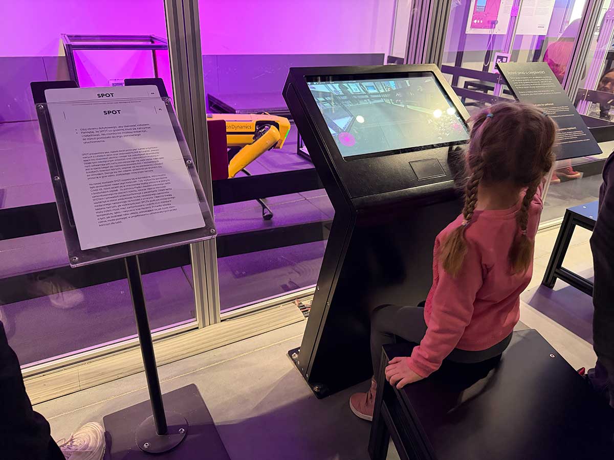 Centro delle scienze Copernico a Varsavia: bambina guida cane robot 
