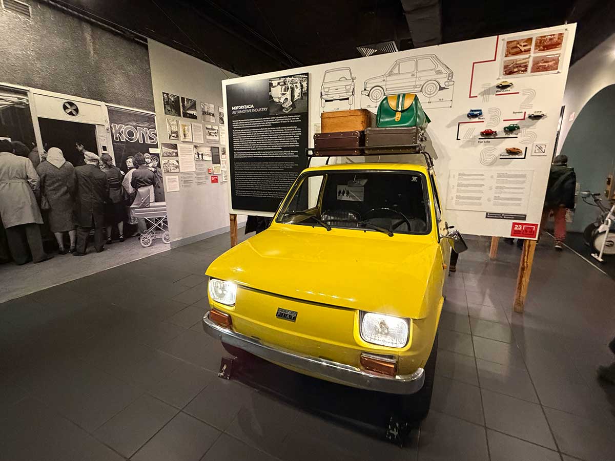 Museo della vita il sotto-comunismo a Varsavia con bambini