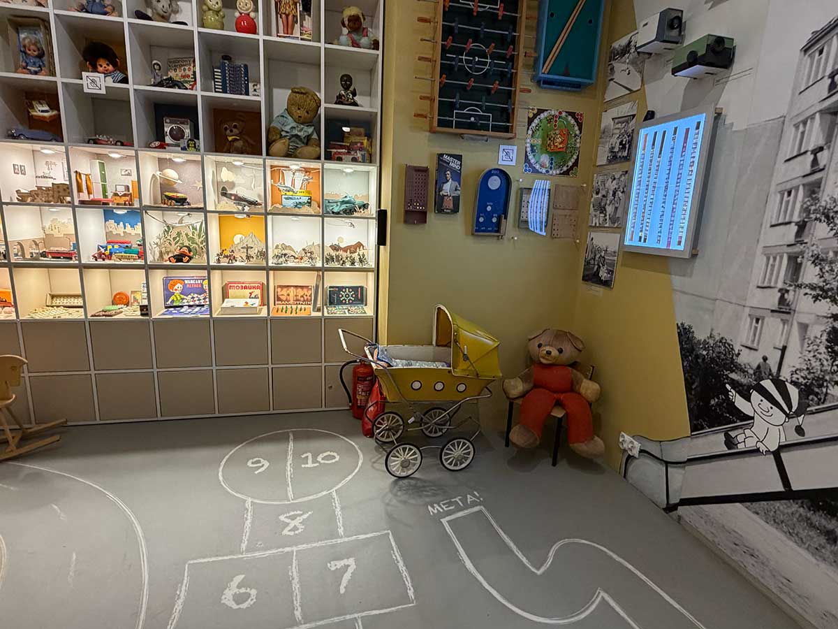 Museo della vita il sotto-comunismo a Varsavia con bambini