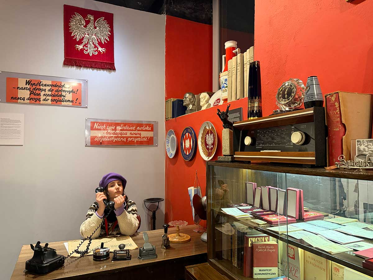 Museo della vita il sotto-comunismo a Varsavia con bambini