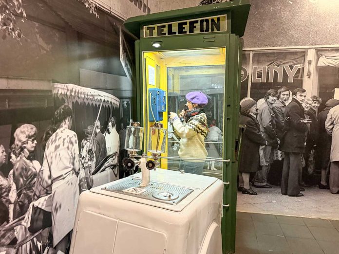 Museo della vita il sotto-comunismo a Varsavia con bambini