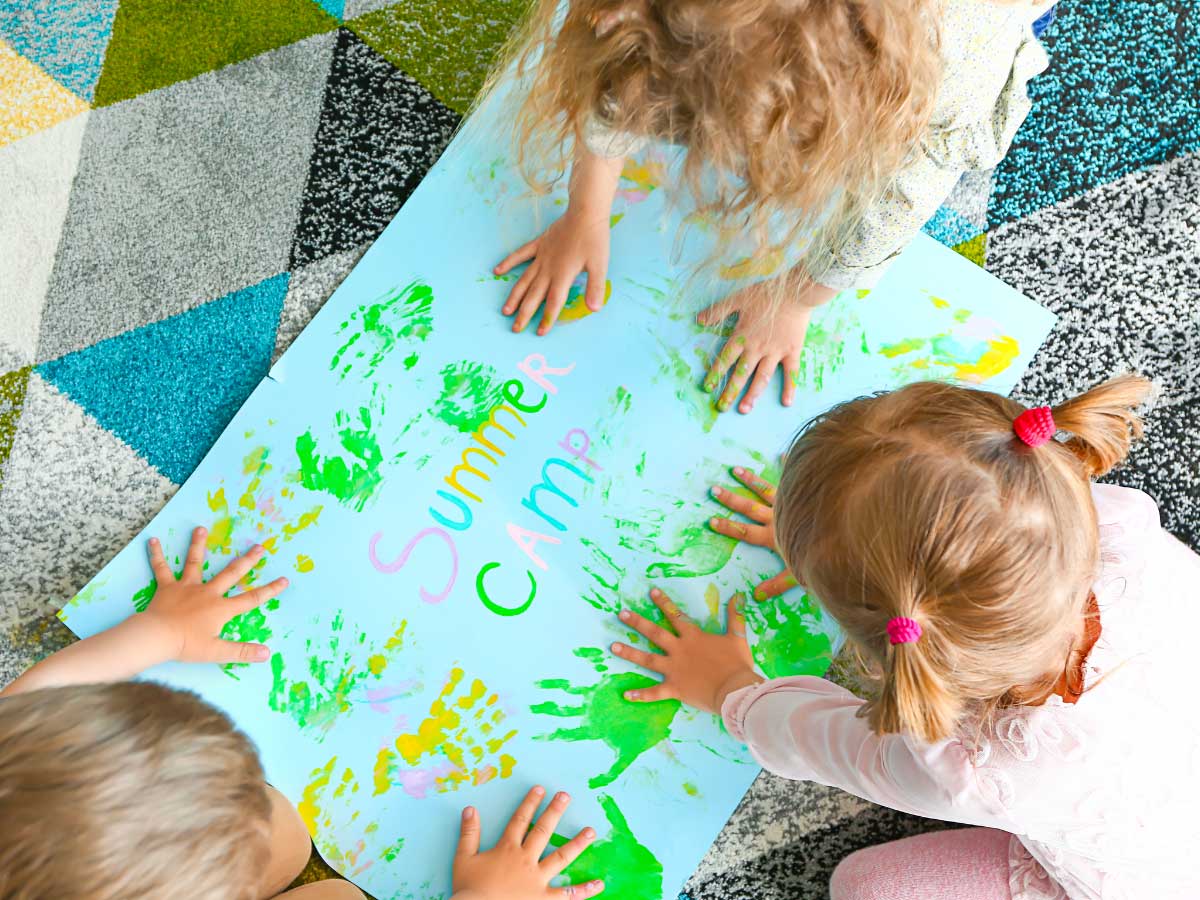  bambini in un campo estivo per la prima infanzia