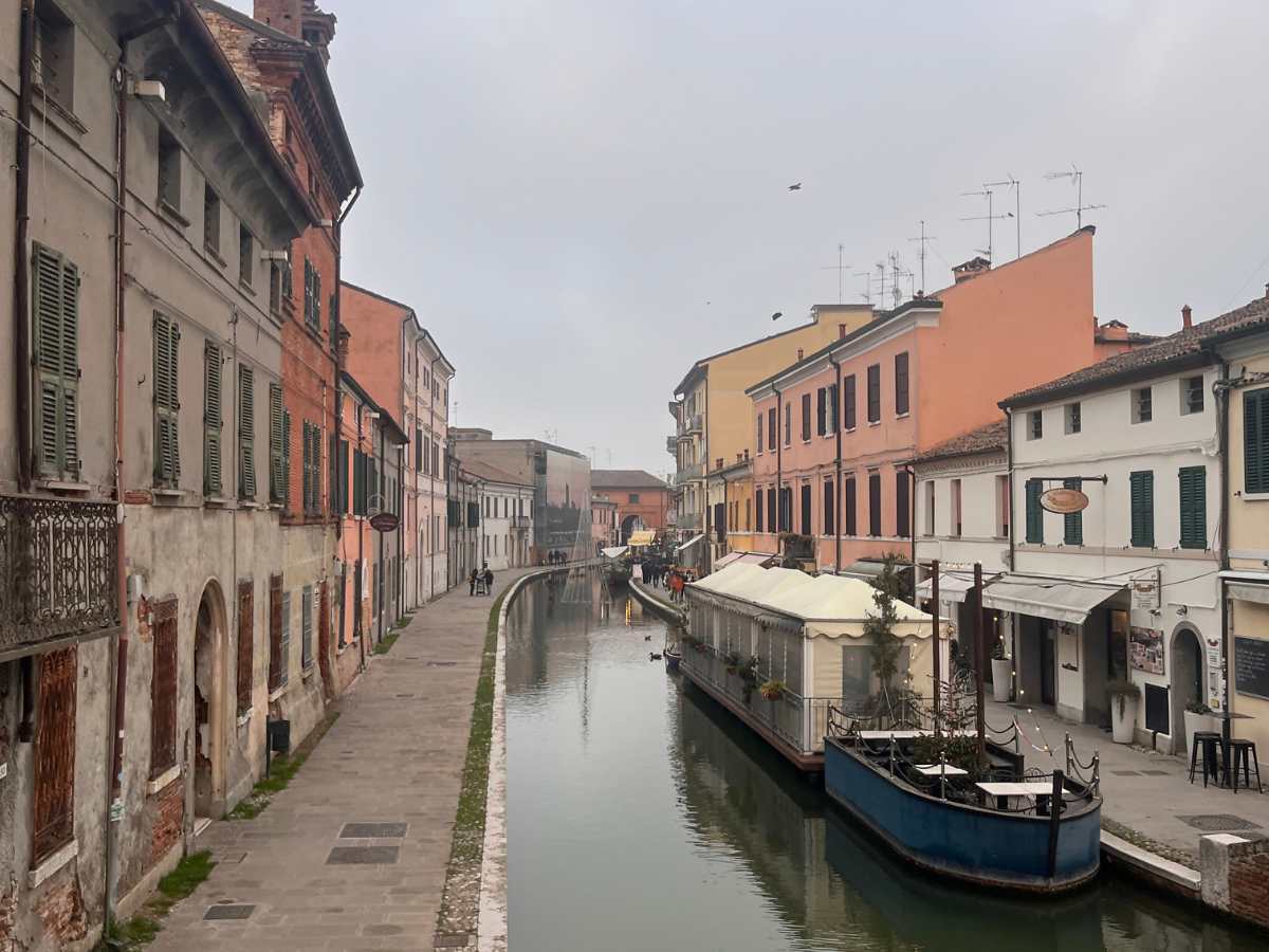 Canali e case colorate nel centro storico di Comacchio