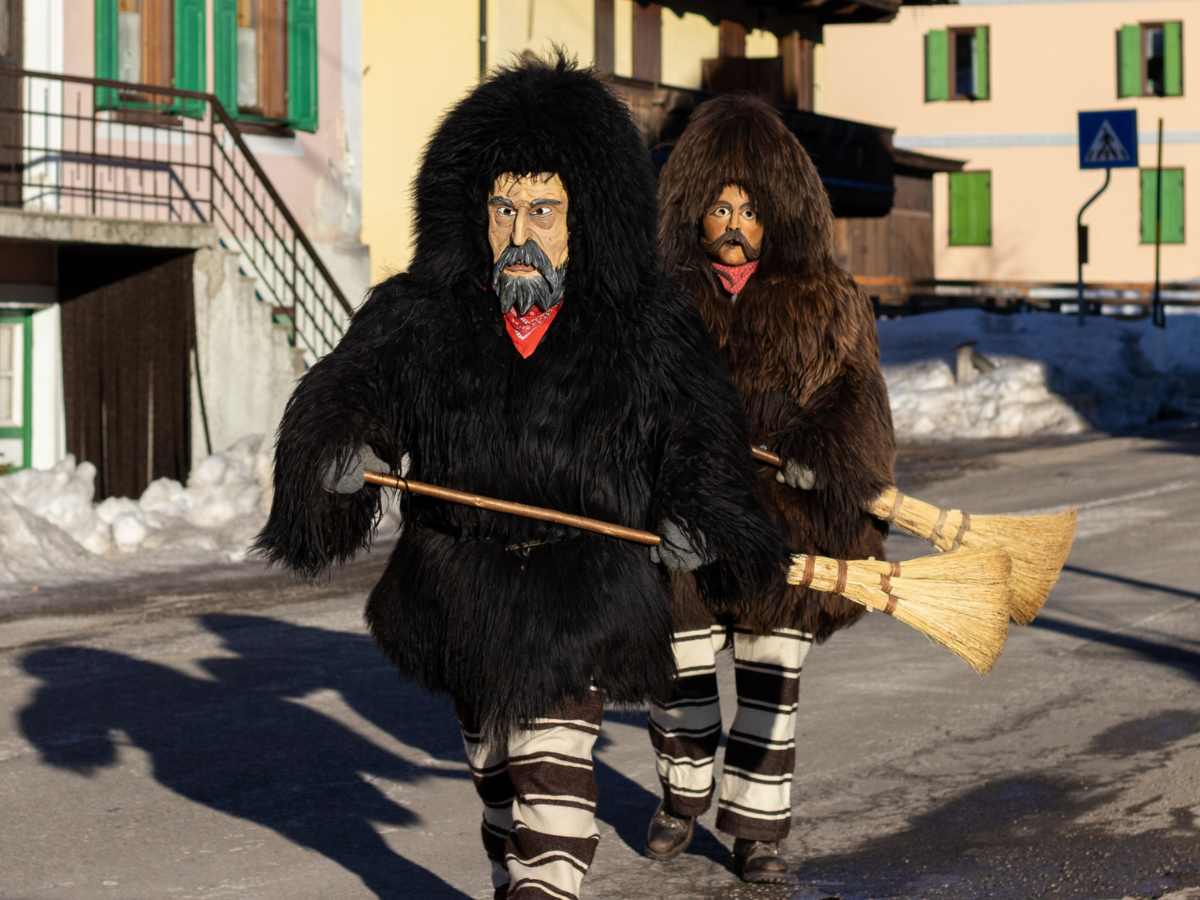 maschere in legno del Carnevale di Sappada
