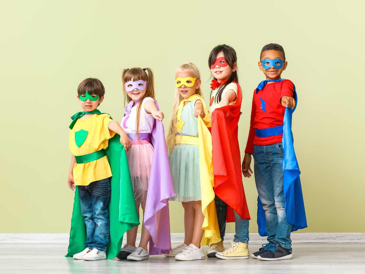 bambini con travestimenti di carnevale