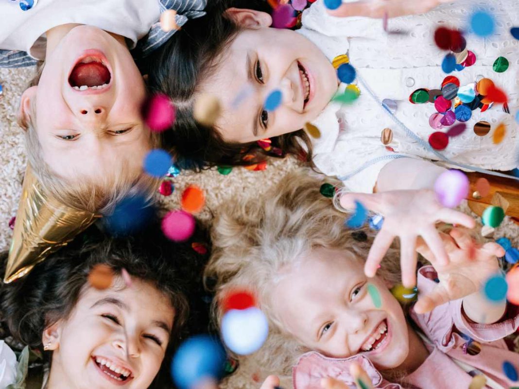 bambini tirano corandioli per carnevale