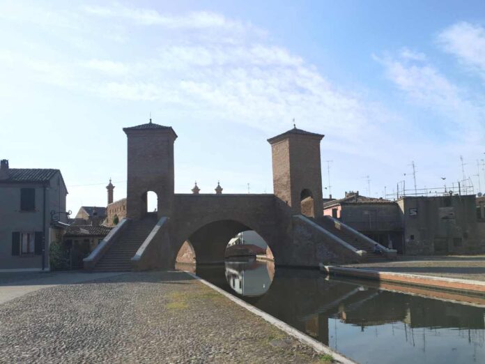 Veduta del centro storico di Comacchio con i Trepponti e i canali