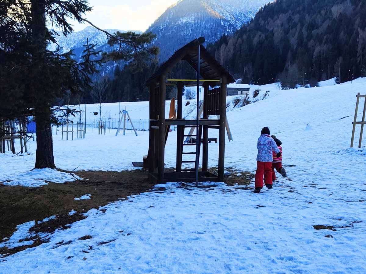 forni di sopra con bambini parchi gioco sulla neve