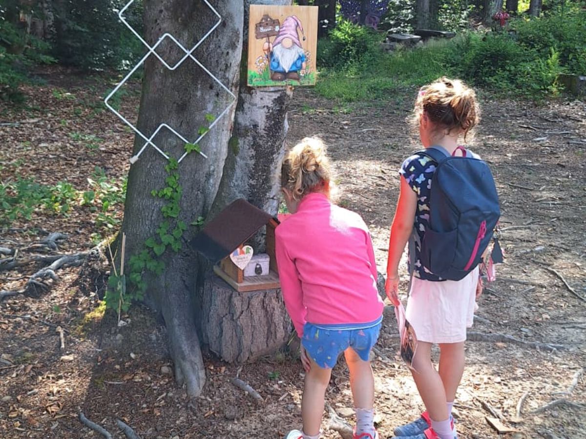 bambine davanti alla casetta degli gnomi a forni di sopra