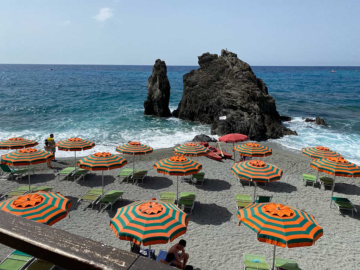 Cosa fare alle Ciqneu terre con i bambini: un bagn oa Mare sulla spiaggia di Monterosso