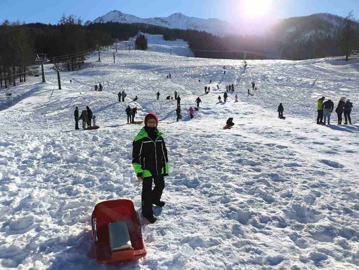 Neve e bambino con bob a Pian del Frais