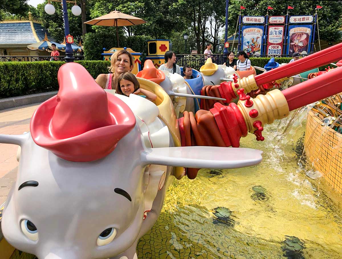 Biglietti Disneyland Paris e ingresso ai parchi, prezzi e costi per famiglie: mamma con bambina sulle giostre