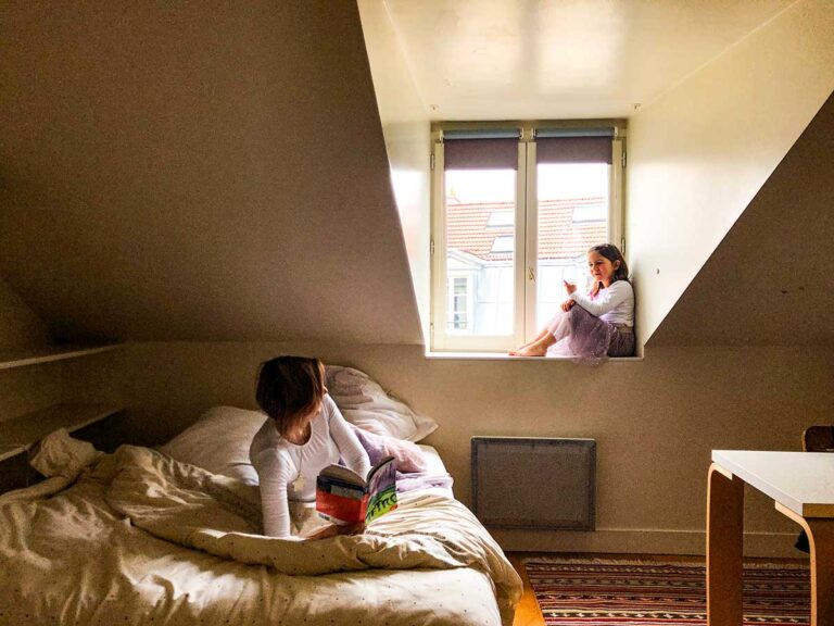 Dove dormire a Parigi con i bambini: mamma e bimba in una stanza sui tetti della città