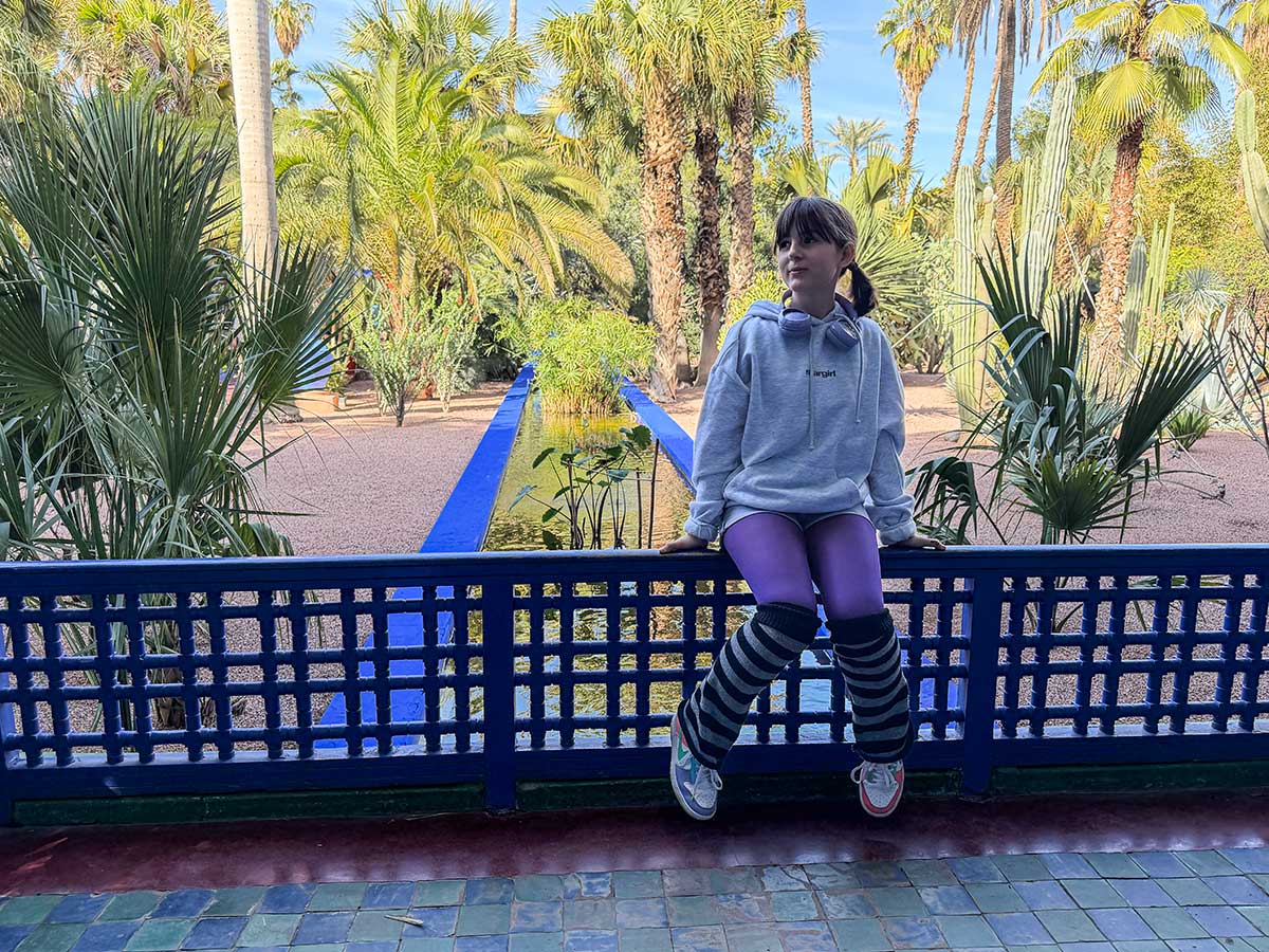 Bambina ai Jardin Majorelle a Marrakech 