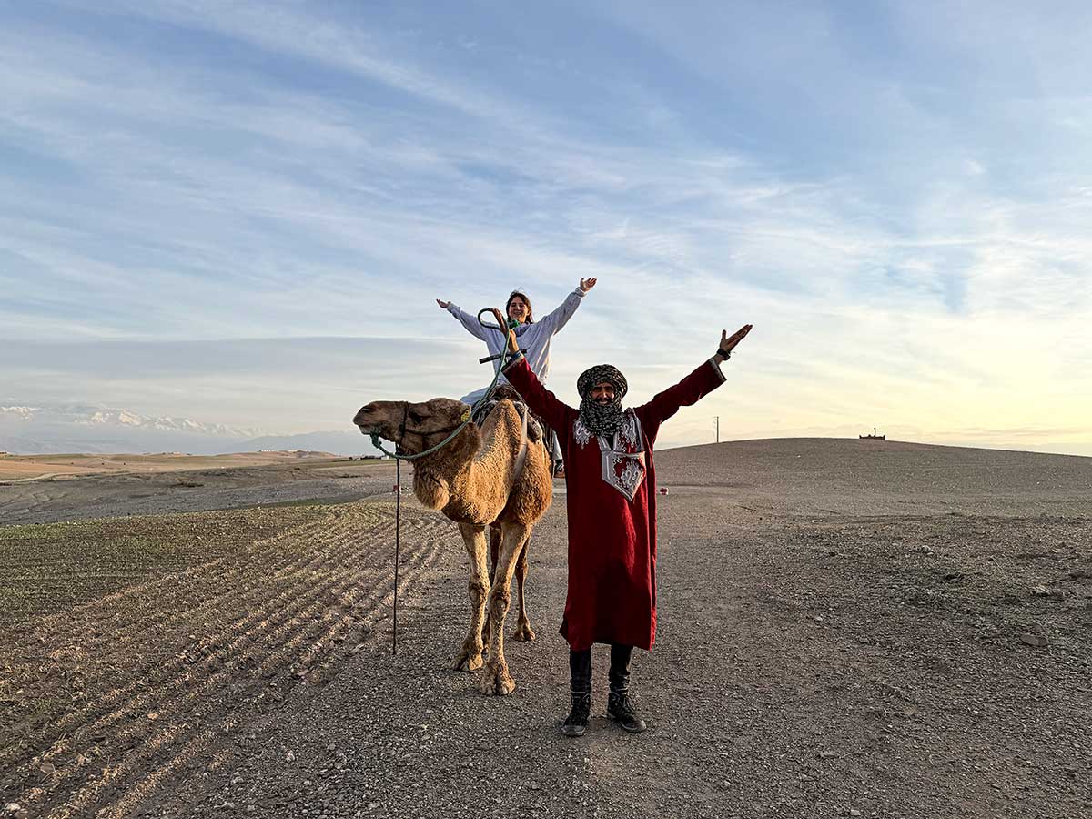 Gita da Marrakech con i bambini: bambina su un cammello