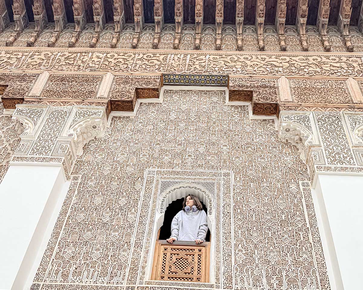 Madrassa, bambina affacciata a una finestra