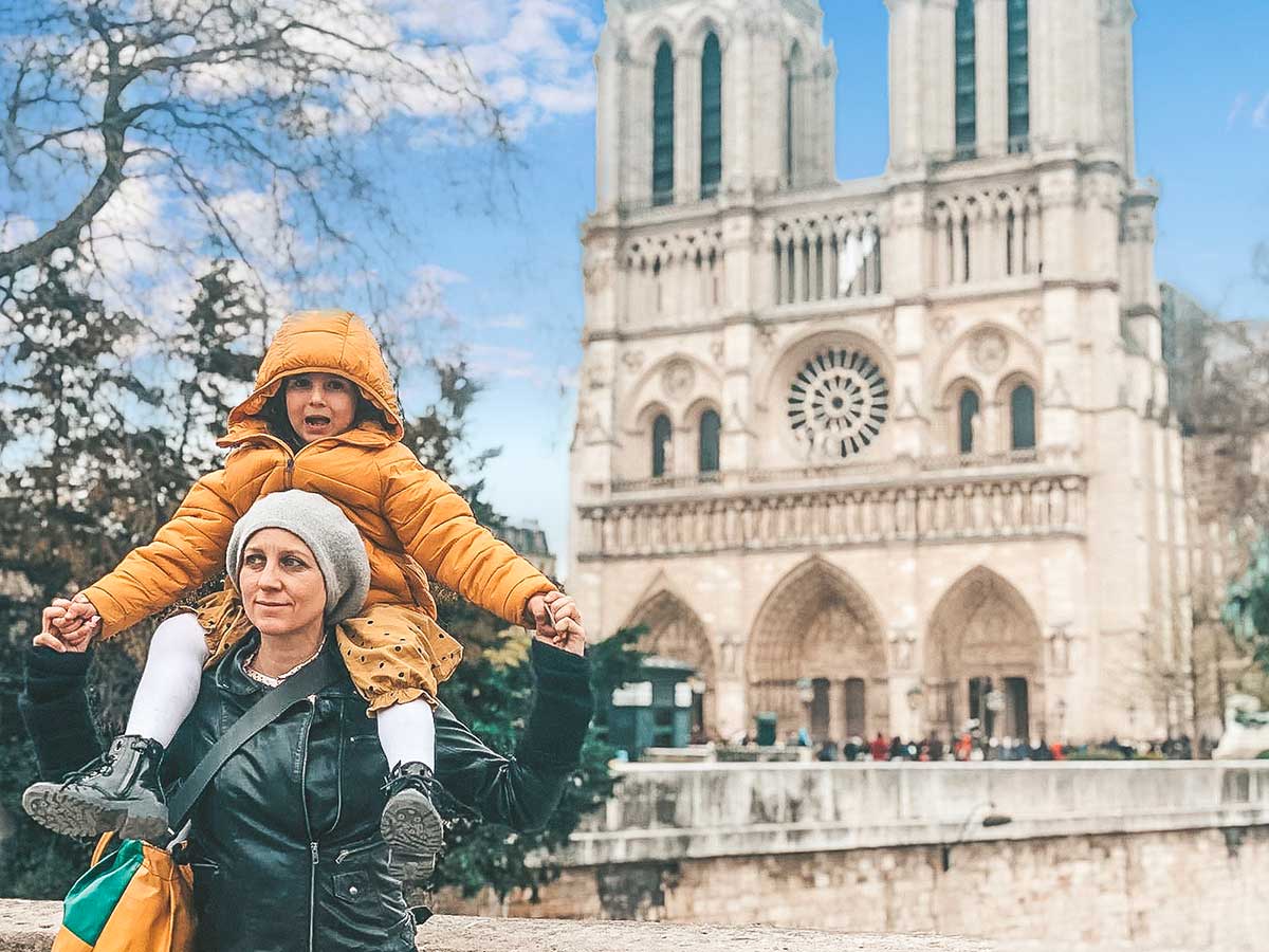 Parigi con i bambini, cosa vedere : mamma e figlia a Notre Dame