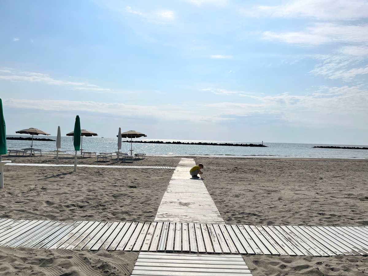 Bambino che gioca sulla spiaggia al Lido degli Scacchi, Comacchio